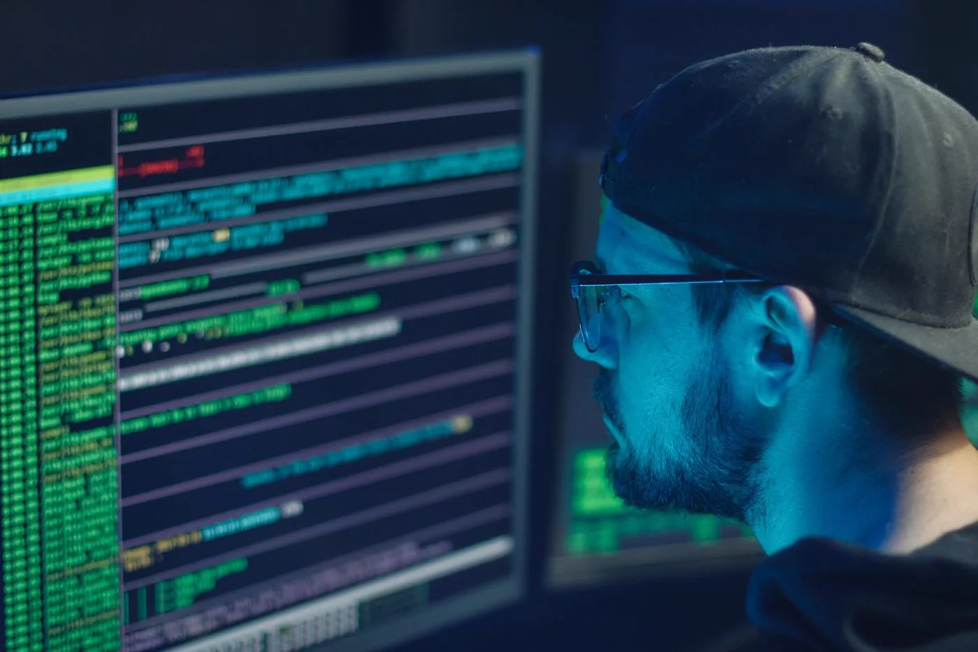 Analista de ciberseguridad revisando controles para consultoría ISO 27001