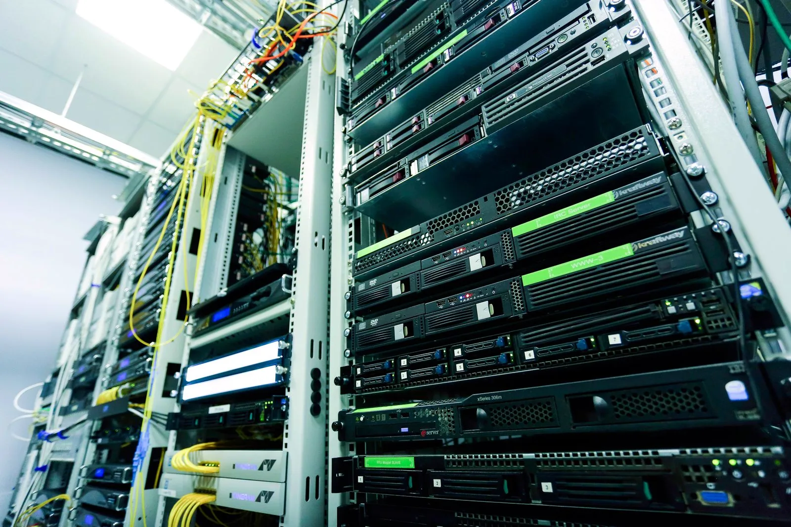 Racks de servidores protegidos con controles de seguridad informatica empresarial